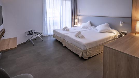 Chambre Double avec Balcon et Vue latérale sur la mer