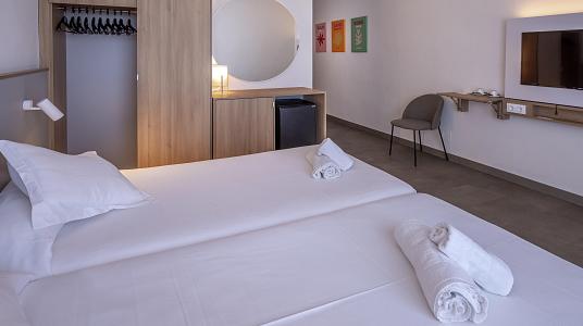 Chambre Double avec Balcon et Vue latérale sur la mer