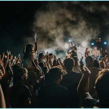 Летние вечера в Льорет-де-Мар наполняются музыкой благодаря фестивалю Fenals de Música, который дарит августу радость, ритм и праздничное настроение.