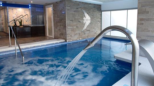 Zona spa con gimnasio y masajes