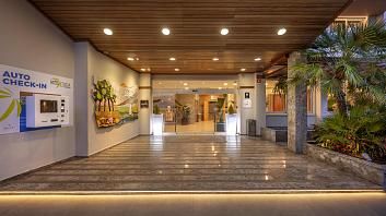 Galeria de fotosde l'Hotel GHT Oasis Tossa &amp; Spa****