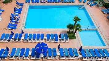 Piscina exterior Hotel Oasis Tossa