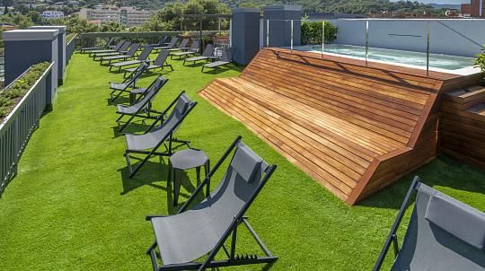 Terrassa amb solarium i piscina d'hidromassatge (només majors de 18 anys)