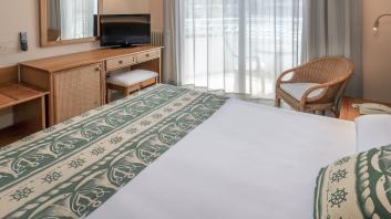 Galeria de fotosde l'Hotel GHT Oasis Tossa &amp; Spa****