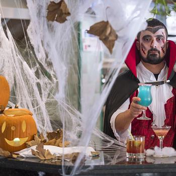 A bar with terrifying waiters and cocktails!